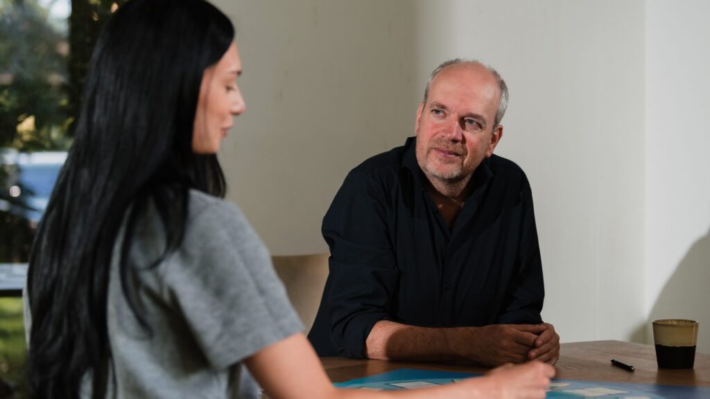 Arjan Blanken in gesprek aan tafel